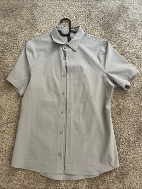 lululemon athletica Light Gray Short-Sleeve Button-Down Shirt